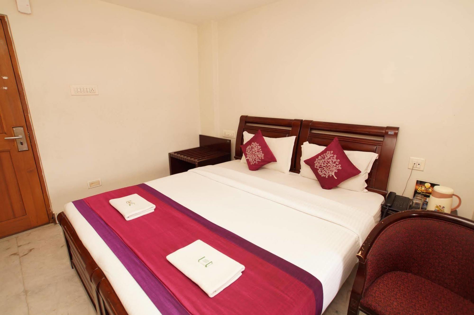 Lloyds Guest House, North Boag Road, T. Nagar チェンナイ エクステリア 写真